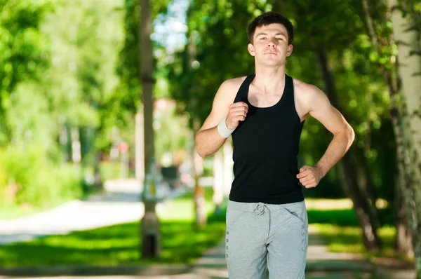 Giovane uomo che fa jogging nel parco — Foto Stock