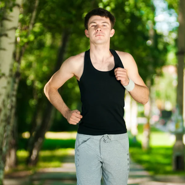 Ung mand jogging i parken - Stock-foto