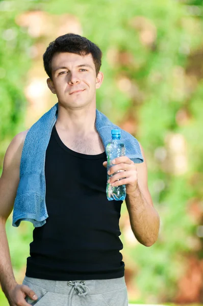 Άνθρωπος πόσιμο νερό μετά την γυμναστική — Φωτογραφία Αρχείου