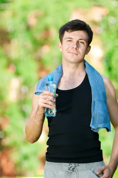 Άνθρωπος πόσιμο νερό μετά την γυμναστική — Φωτογραφία Αρχείου