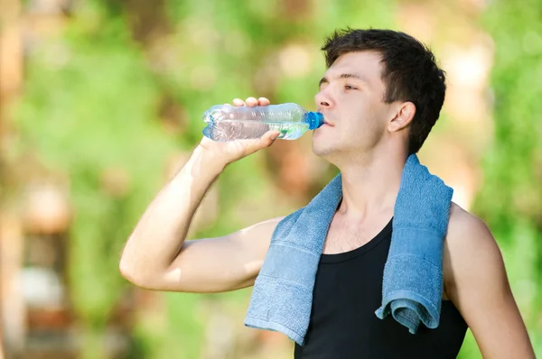 Homme boire de l'eau après remise en forme — Photo