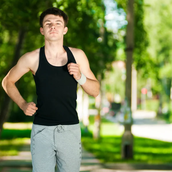 Giovane uomo che fa jogging nel parco — Foto Stock