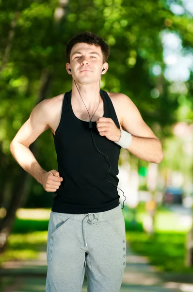 Jovem jogging homem no parque — Fotografia de Stock
