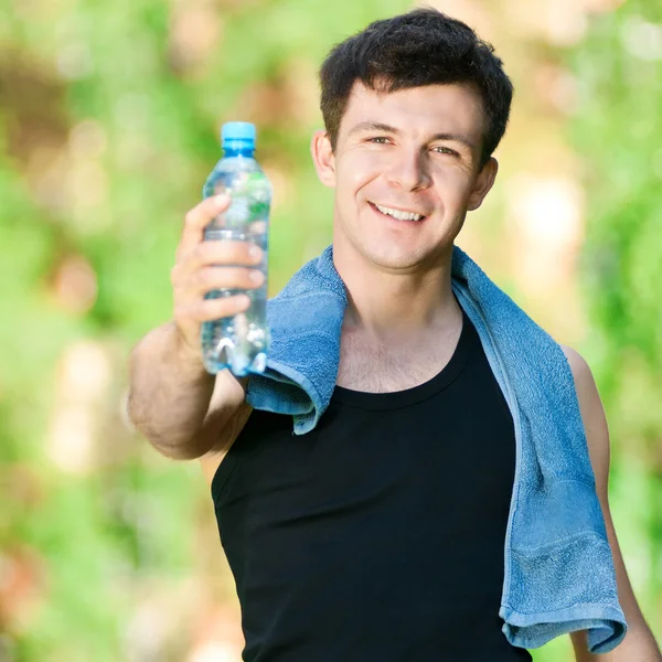 男性フィットネス後水を飲む — ストック写真