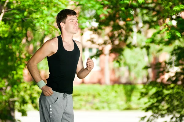 Genç adam parkta koşu — Stok fotoğraf