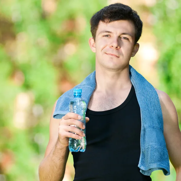 男性フィットネス後水を飲む — ストック写真