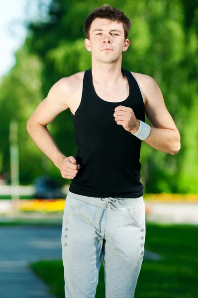 Молодий чоловік бігає в парку — стокове фото