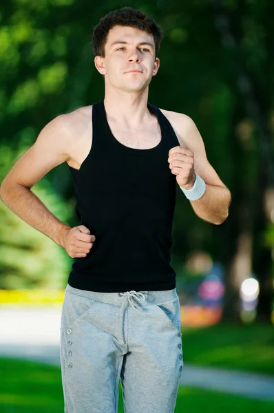 Jovem jogging homem no parque — Fotografia de Stock