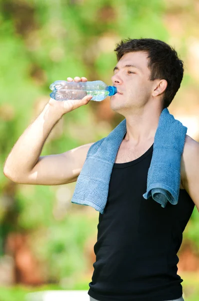 Человек питьевой воды после фитнеса — стоковое фото