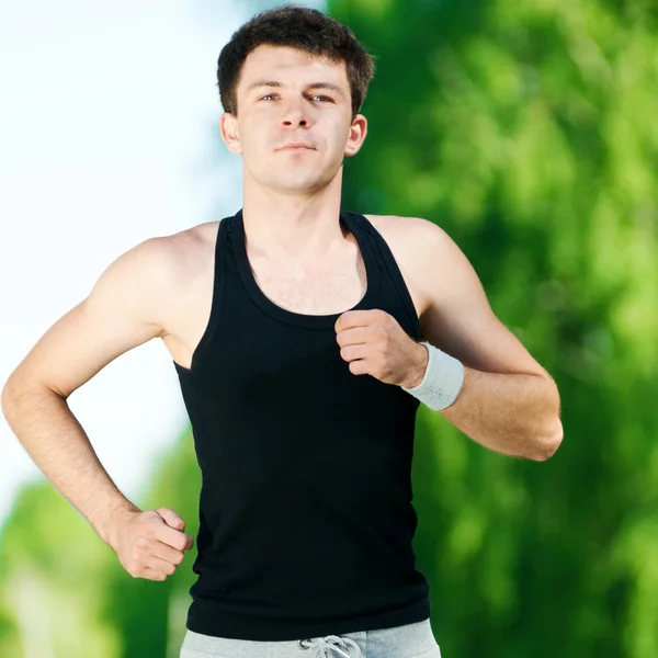 若い男が公園でジョギング — ストック写真