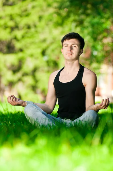 Un giovane che fa esercizio di yoga — Foto Stock