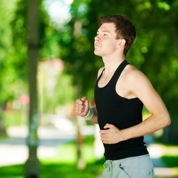 Молодий чоловік бігає в парку — стокове фото
