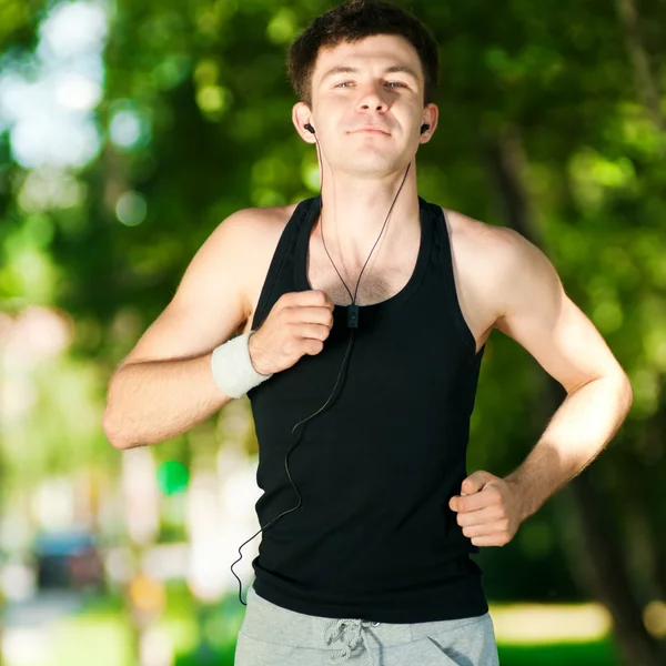 Junger Mann joggt im Park — Stockfoto