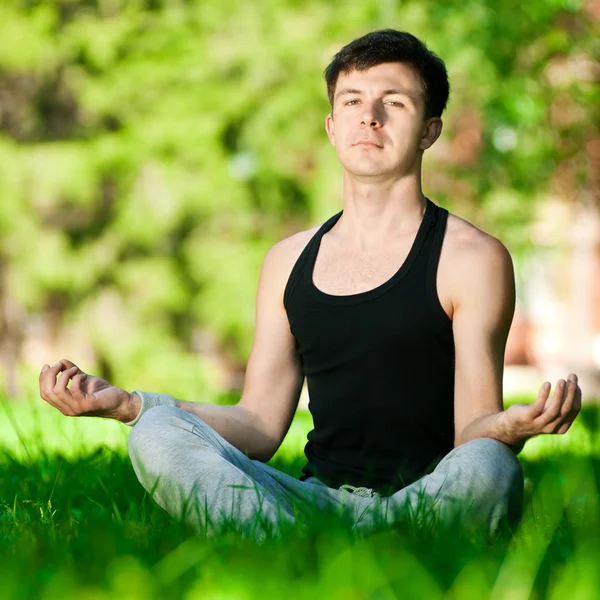 Een jonge man doen yoga oefening — Stockfoto