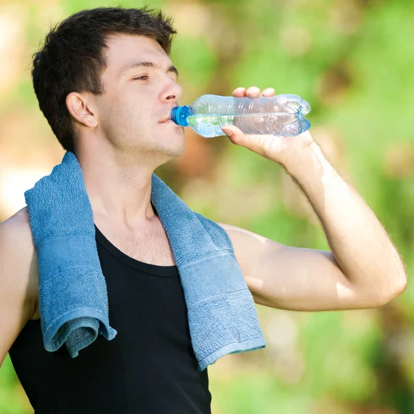 Man dricksvatten efter fitness — Stockfoto