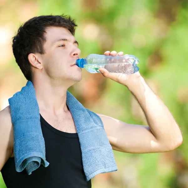 Человек питьевой воды после фитнеса — стоковое фото