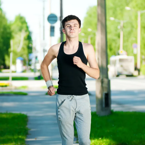 Ung man jogga i parken — Stockfoto