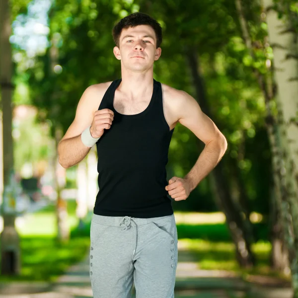 Młody człowiek jogging w parku — Zdjęcie stockowe