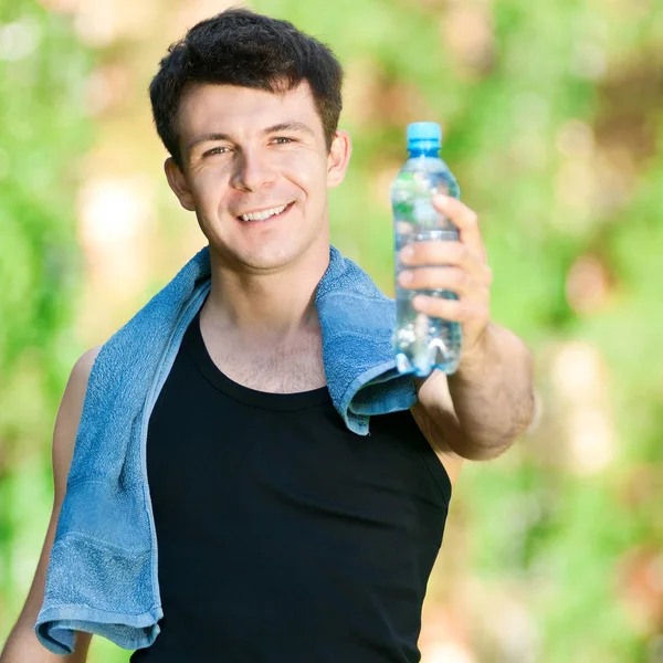 Man drinkwater na fitness — Stockfoto