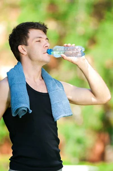 Muž pitné vody po fitness — Stock fotografie