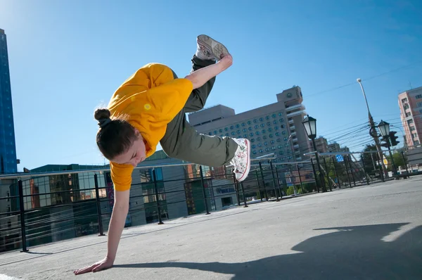 Adolescente hip-hop chica bailando sobre paisaje de la ciudad —  Fotos de Stock
