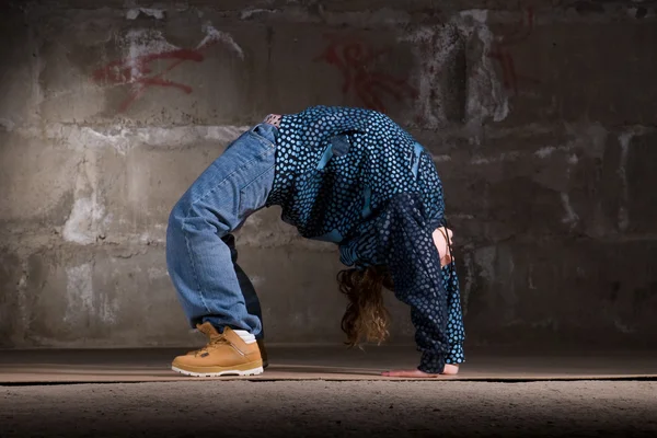 Hip hop tanečnice v moderním stylu, přes cihlovou zeď — Stock fotografie