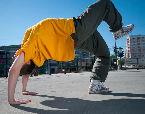 Nastolatka hip-hop, taniec na krajobraz miasta — Zdjęcie stockowe