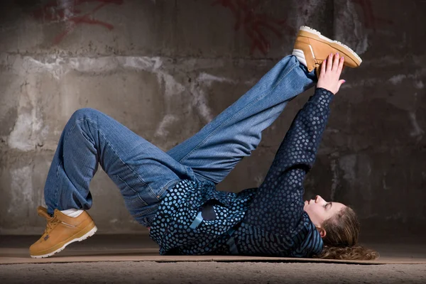 Hip hop dançarina em estilo moderno sobre parede de tijolo — Fotografia de Stock