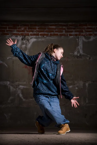 Bailarina de hip hop de estilo moderno sobre pared de ladrillo —  Fotos de Stock