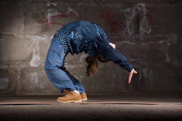 Hip hop danser in moderne stijl over bakstenen muur — Stockfoto