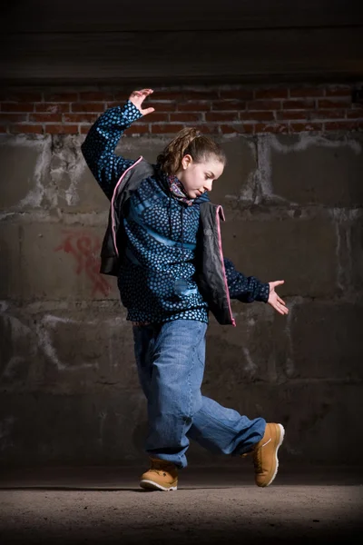 モダンなれんが造りの壁の上のヒップホップのダンサー — ストック写真