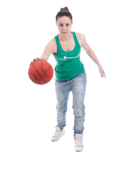 Красива молода баскетбольна жінка в студії — стокове фото