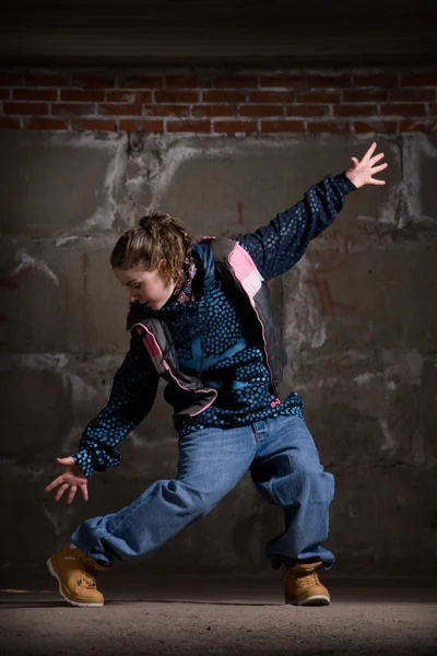 Hip hop dansare i modern stil över tegelvägg — Stockfoto