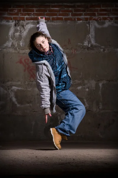 벽돌 벽을 통해 현대적인 스타일에서 힙합 댄서 — 스톡 사진