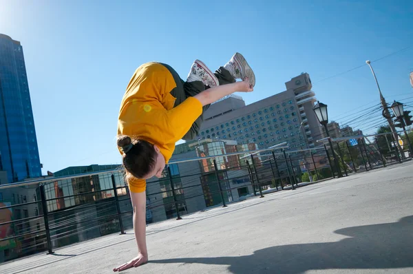 Tonårsflicka hip-hop dans över stadslandskapet — Stockfoto