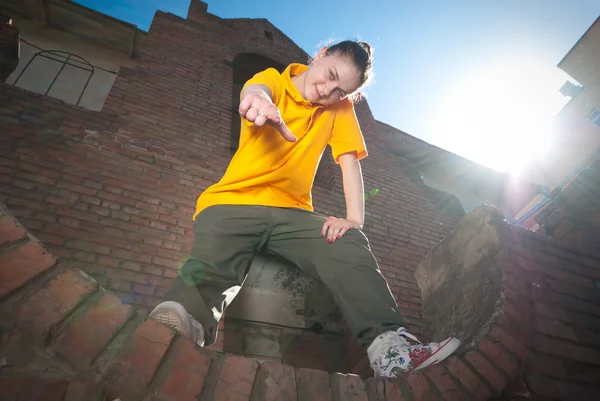 Adolescente chica hip-hop en la pared de ladrillo rojo — Foto de Stock