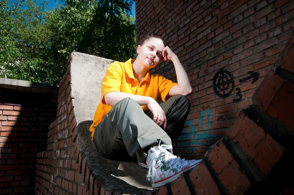 Hip-hop tienermeisje op rode bakstenen muur — Stockfoto