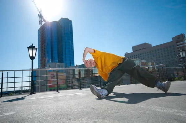 Teenagerky hip-hop tanec přes město krajina — Stock fotografie