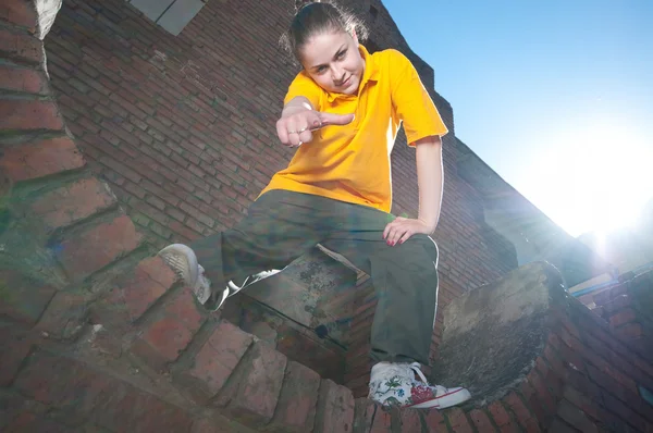Dospívající hip-hop holka na cihlové zdi — Stock fotografie