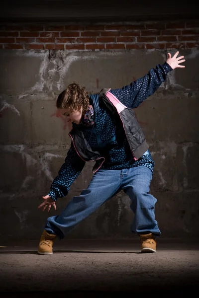 Hip hop ballerino in stile moderno oltre muro di mattoni — Foto Stock