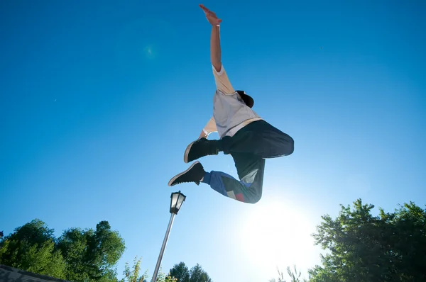남자 블루 스카이 점프 — 스톡 사진