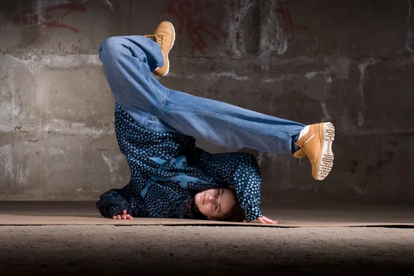 モダンなれんが造りの壁の上のヒップホップのダンサー — ストック写真