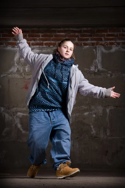 Hip hop danser in moderne stijl over bakstenen muur — Stockfoto