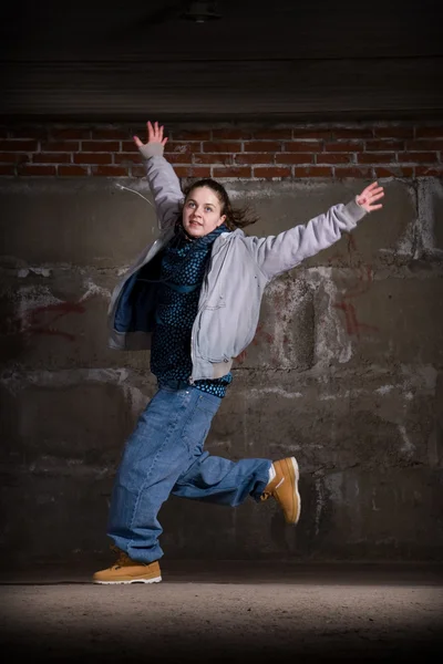Bailarina de hip hop de estilo moderno sobre pared de ladrillo — Foto de Stock