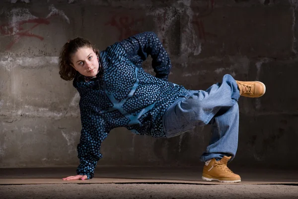 Bailarina de hip hop de estilo moderno sobre pared de ladrillo —  Fotos de Stock
