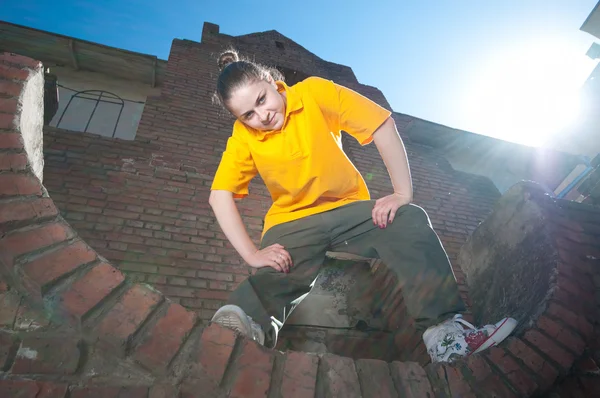 Hip-hop tonårsflicka på rött tegelvägg — Stockfoto
