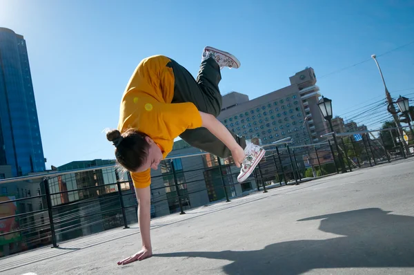 Teenagerky hip-hop tanec přes město krajina — Stock fotografie