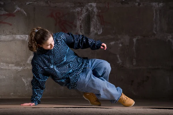 Danseuse hip hop dans un style moderne au-dessus du mur de briques — Photo