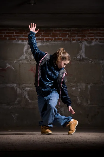 Bailarina de hip hop de estilo moderno sobre pared de ladrillo — Foto de Stock