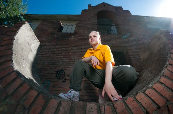 Teenager-Hip-Hop-Mädchen auf roter Backsteinmauer — Stockfoto